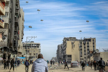 پشت پرده ارسال کمک‌های هوایی به غزه/ رژیم صهیونیستی چه اهدافی را دنبال می‌کند؟