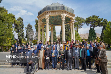 Hafız-ı Şirazi'nin mezarı başında şiir şöleni