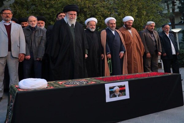 Leader leads prayers in funeral for Ayatollah Emami Kashani