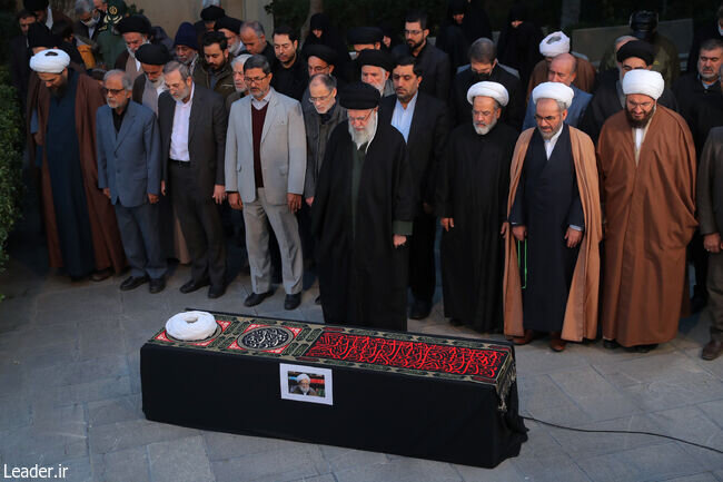 قائد الثورة الإسلامية يصلي على جثمان آية الله امامي كاشاني