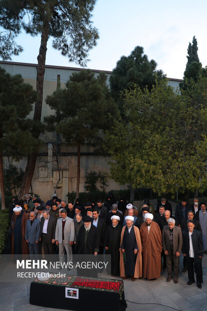 Leader leads prayers over body of Ayatollah Kashani