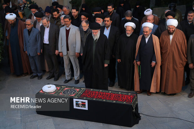 Leader leads prayers over body of Ayatollah Kashani