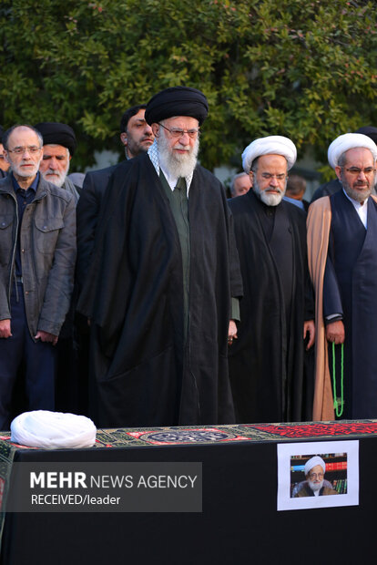 Leader leads prayers over body of Ayatollah Kashani
