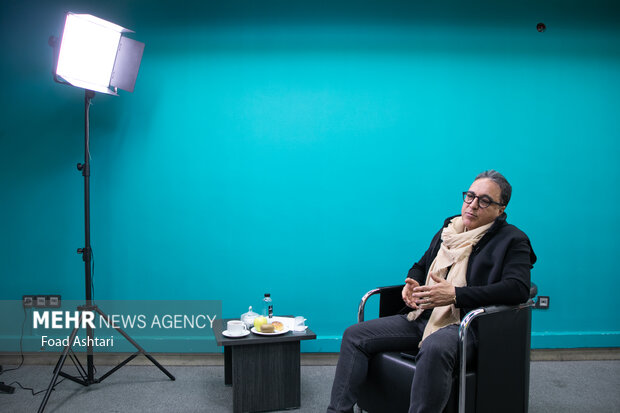 خنداندن و شادبودن مردم عیب نیست/ باید میزهای مدیران سر و ته شود! خنداندن و شادبودن مردم عیب نیست/ باید میزهای مدیران سر و ته شود!