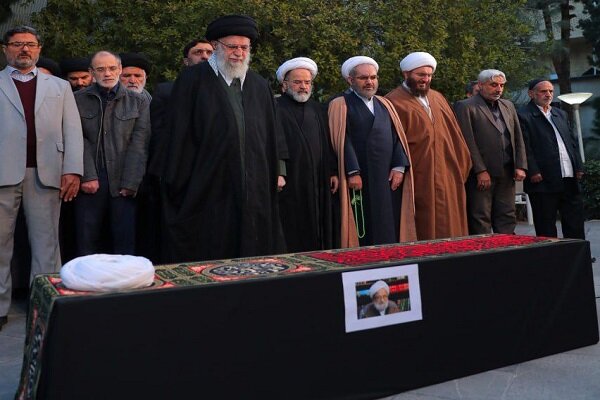 Leader leads prayers in funeral for Ayatollah Emami Kashani - Mehr News ...