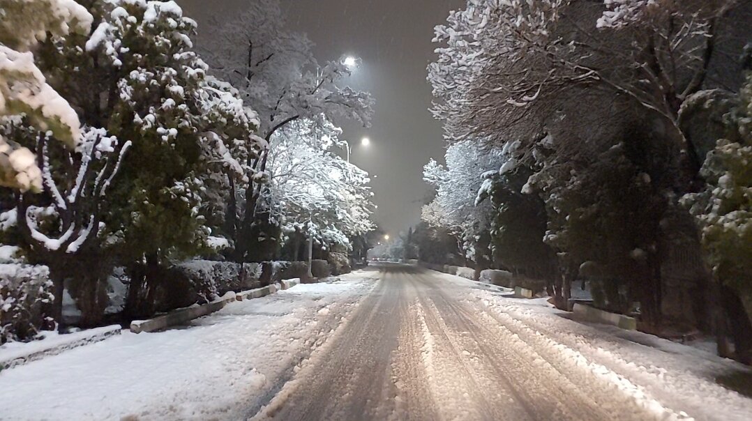 بارش برف در محورهای مواصلاتی و معابر شهرستان پاوه