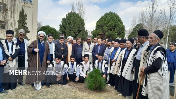 مدیران کل منابع طبیعی و مدیریت بحران اصفهان نهال غرس کردند