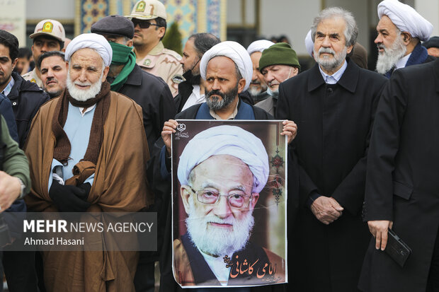 تشییع پیکر آیت‌الله «محمد امامی کاشانی» در مشهد مقدس