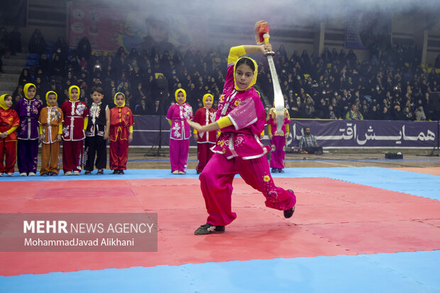 همایش ورزشی اقتدار کوثر بانوان ورزشکار بسیجی در محل ورزشگاه شهید شیرودی برگزار شد.