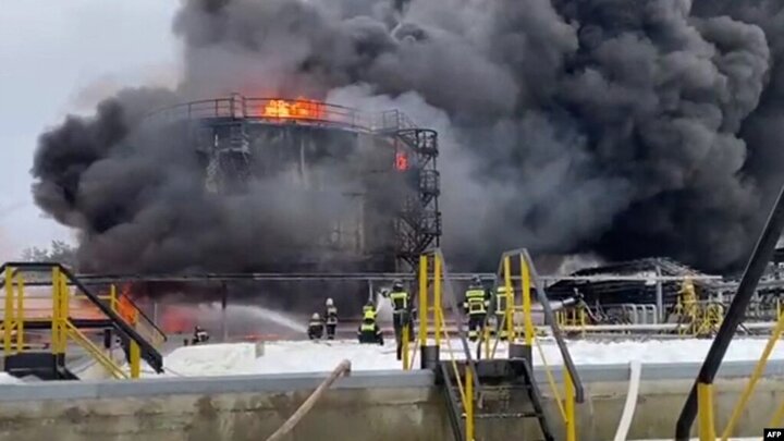 حمله پهپادی اوکراین به تأسیسات نفتی روسیه در بلگورود+ فیلم