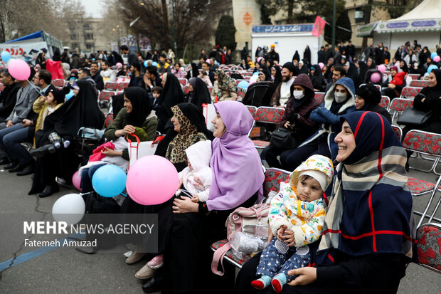 رویداد دردانه با هدف تکریم از ۲۰۰ دانشجوی مادر در حال تحصیل عصر روز سه شنبه ۱۵ اسفند ماه ۱۴۰۲ با حضور انسیه خزعلی معاون امور زنان رئیس جمهور در دانشگاه تهران برگزار شد