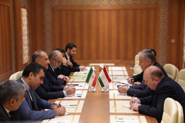 ایرانی وزیرخارجہ کی تاجک ہم منصب سے ملاقات، دوطرفہ تعلقات پر گفتگو