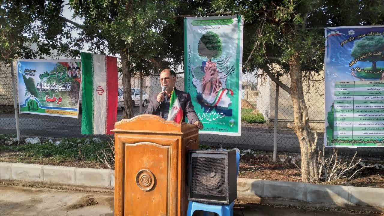 مردم و مسؤولان گناوه در کاشت درخت مشارکت کنند