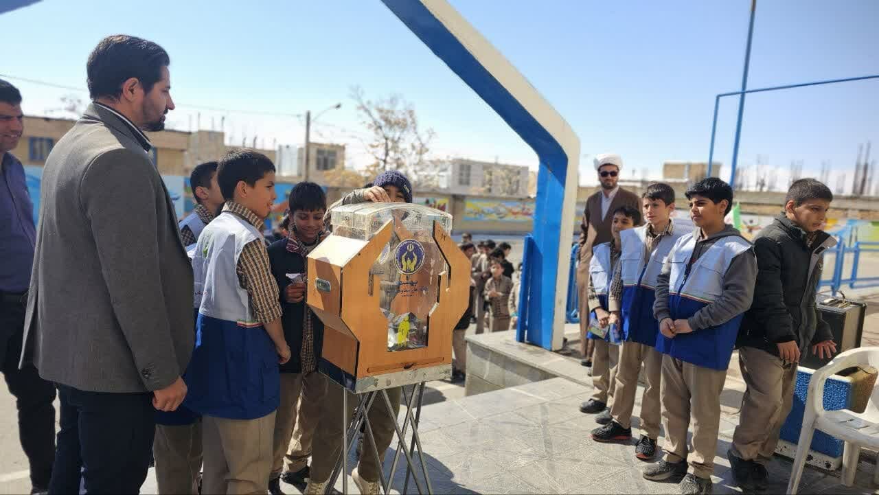 جشن نیکوکاری در مدارس فریدن برگزار شد