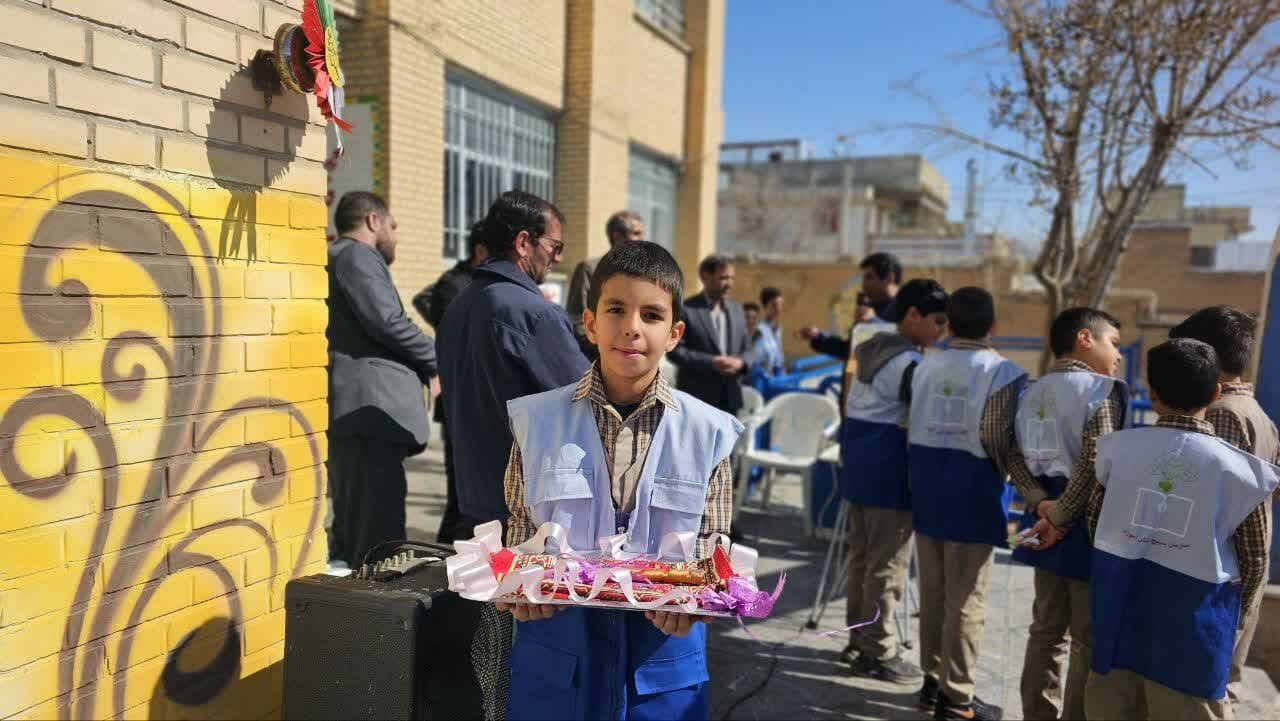 جشن نیکوکاری در مدارس فریدن برگزار شد