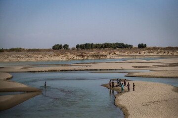 تدفق مياه نهر هيرمند في افغانستان نحو إيران