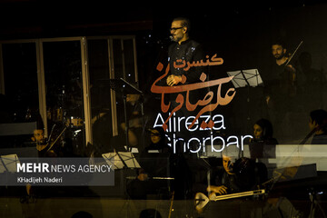 İranlı şarkıcı Alireza Ghorbani İsfahan'da konser verdi