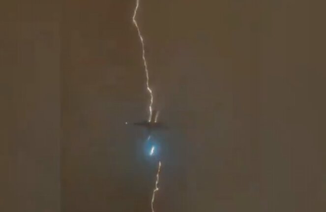 VIDEO: Lightning strikes plane after taking off from YVR