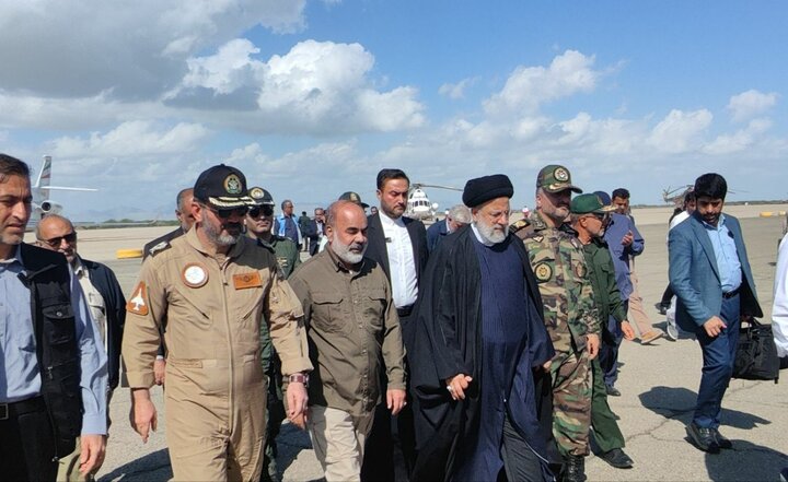 الرئيس الايراني يزور المناطق المتضررة من الفيضانات في سيستان وبلوشستان