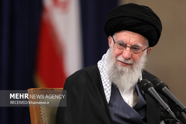 دیدار اعضای کاروانهای اعزامی به مسابقات پاریس با رهبر انقلاب