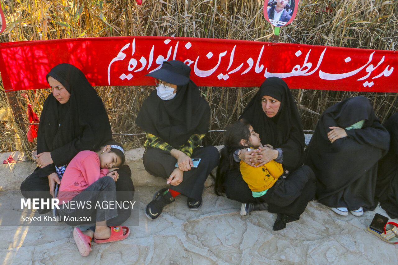 İranlı turist kafilesi İran-Irak savaşı döneminden kalan bölgeyi ziyaret etti