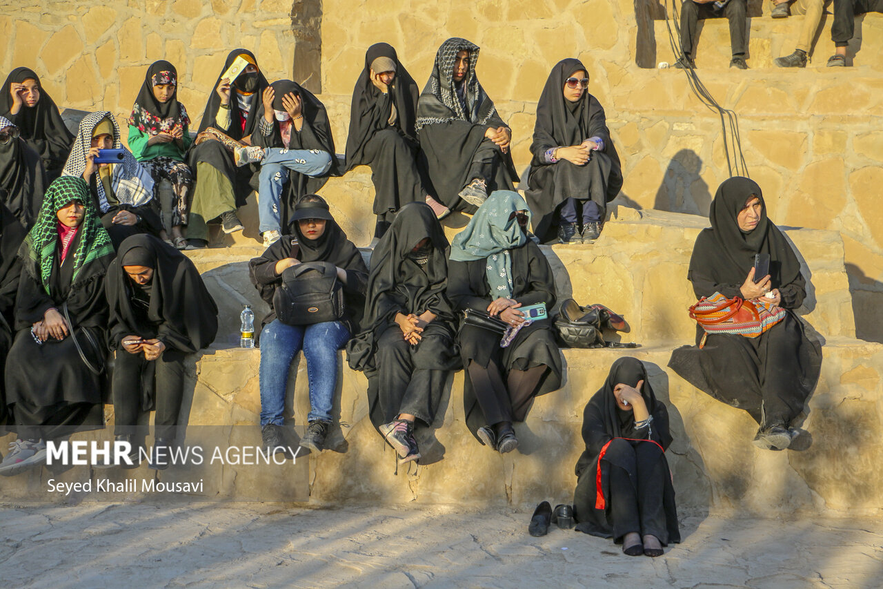 İranlı turist kafilesi İran-Irak savaşı döneminden kalan bölgeyi ziyaret etti