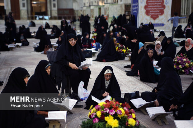 گردهمایی حلقه‌های حفظ قرآن کریم با عنوان زندگی با آیه‌ها روز جمعه در حرم بنیانگذار جمهوری اسلامی، امام خمینی (ره)، برگزار شد.