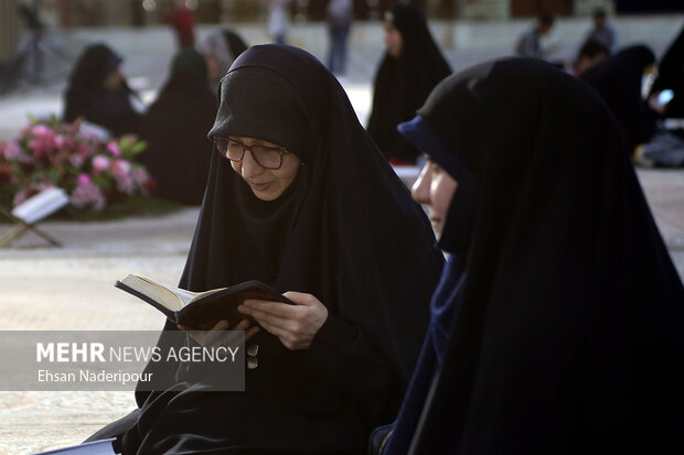 گردهمایی حلقه‌های حفظ قرآن کریم با عنوان زندگی با آیه‌ها روز جمعه در حرم بنیانگذار جمهوری اسلامی، امام خمینی (ره)، برگزار شد.