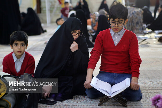 گردهمایی حلقه‌های حفظ قرآن کریم با عنوان زندگی با آیه‌ها روز جمعه در حرم بنیانگذار جمهوری اسلامی، امام خمینی (ره)، برگزار شد.