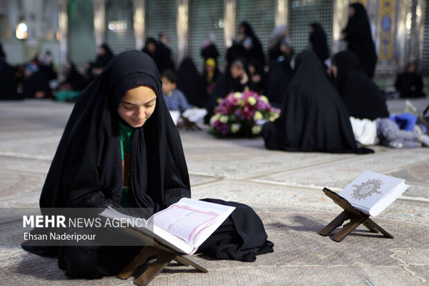 گردهمایی حلقه‌های حفظ قرآن کریم با عنوان زندگی با آیه‌ها روز جمعه در حرم بنیانگذار جمهوری اسلامی، امام خمینی (ره)، برگزار شد.