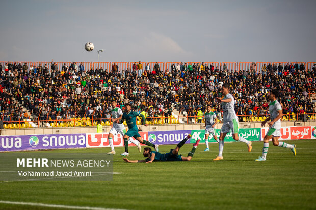 دیدار تیم‌های فوتبال شمس آذر قزوین با آلومینیوم اراک