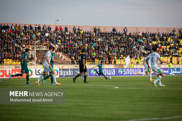 دیدار تیم‌های فوتبال شمس آذر قزوین با آلومینیوم اراک