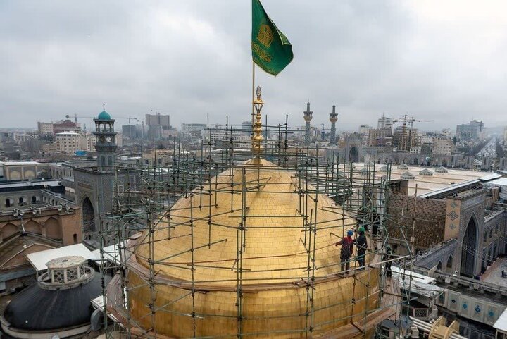 شست و شوی گنبد منور رضوی در آستانه سال نو آغاز شد
