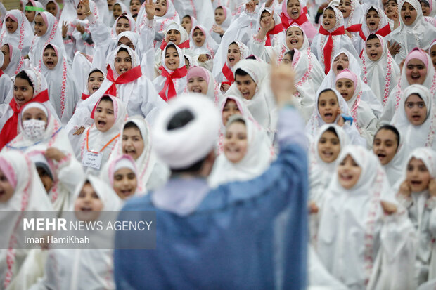 آیین جشن تکلیف ۲۵۰۰ دختر دانش آموز در همدان