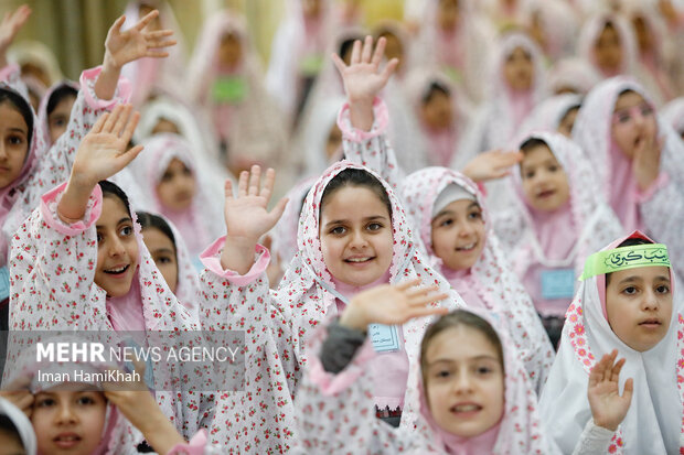آیین جشن تکلیف ۲۵۰۰ دختر دانش آموز در همدان