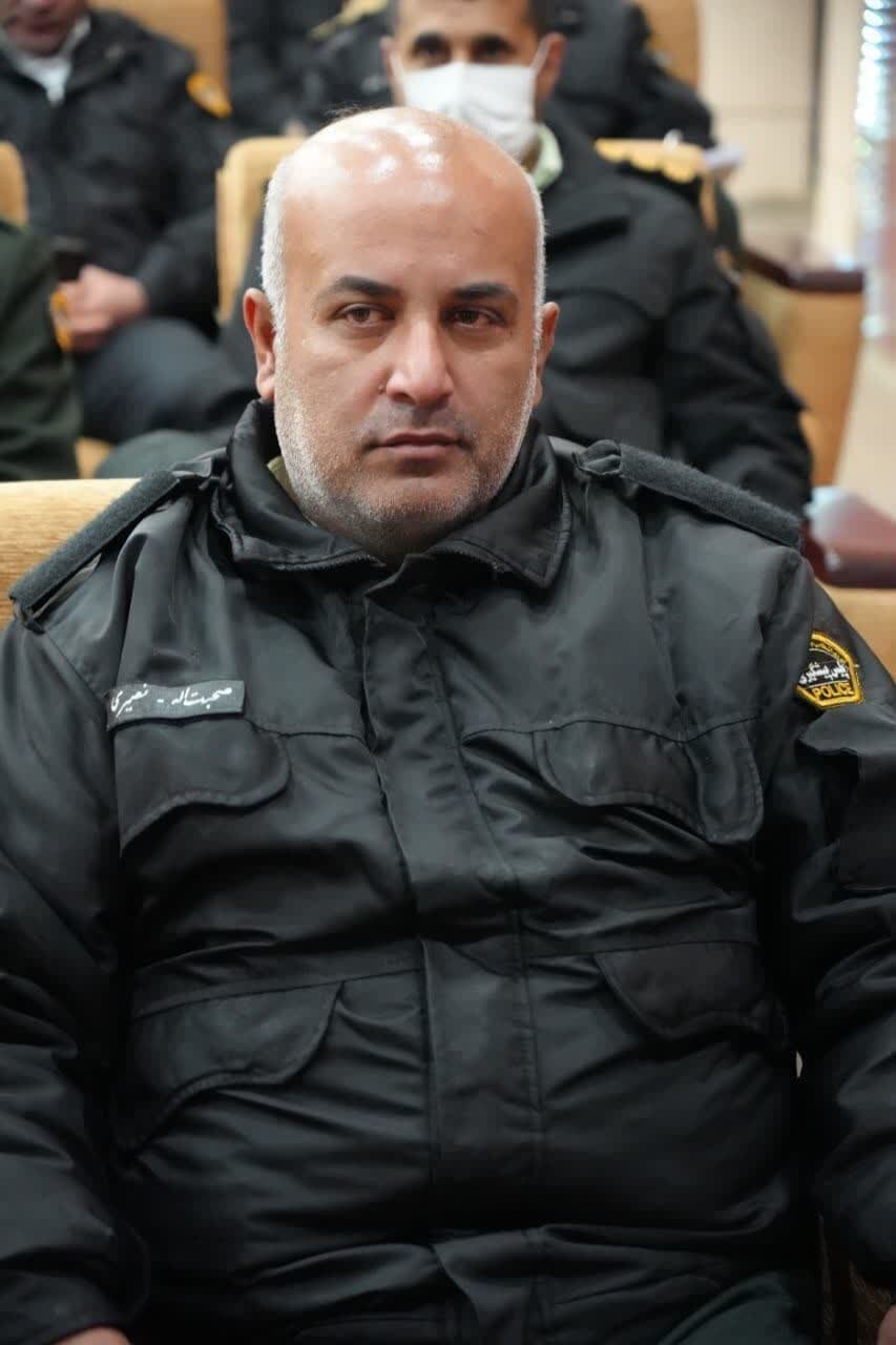 تقدیر از مامور پلیسی که از صندوق رای محافظت کرد