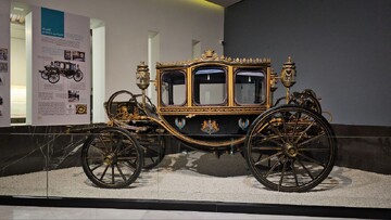 نمایش کالسکه و ارابه های قدیمی در موزه خودروهای تاریخی