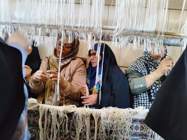 نقش ارادت بر تار و پود قالی/به عشق حسین(ع) گره می زنم