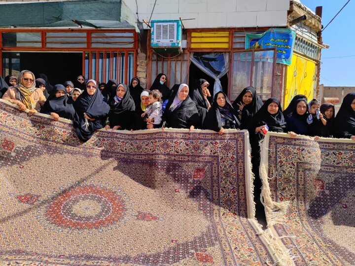 نقش ارادت بر تار و پود قالی/به عشق حسین(ع) گره می زنم