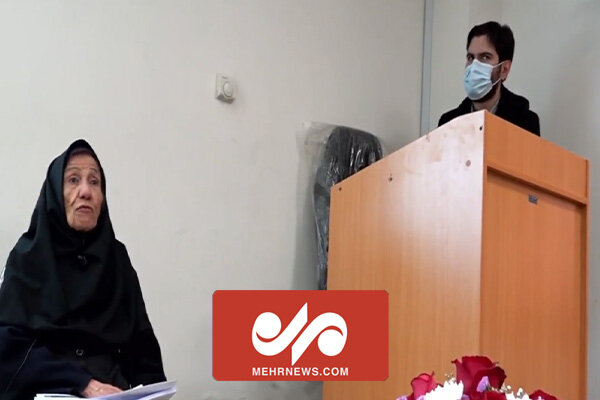 İran'da 81 yaşındaki kadın doktora tezini savundu