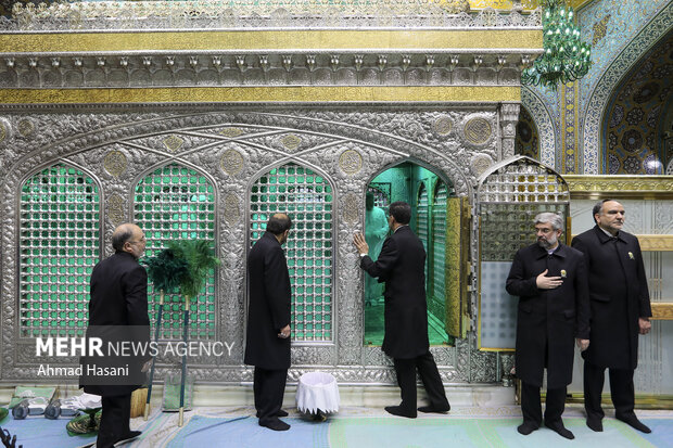 غبارروبی ضریح مطهر امام رضا (علیه‌السلام)