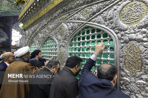 غبارروبی ضریح مطهر امام رضا (علیه‌السلام)