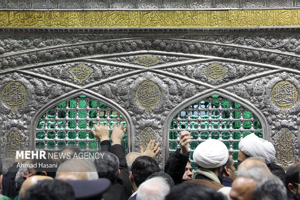 غبارروبی ضریح مطهر امام رضا (علیه‌السلام)