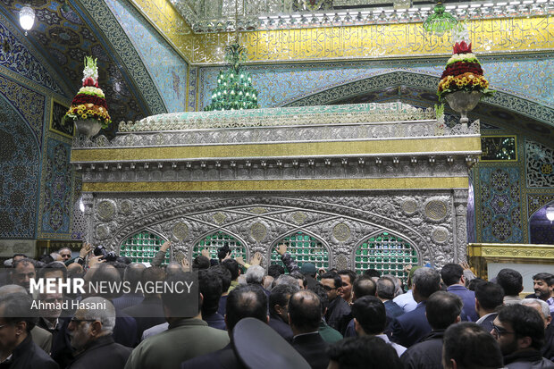 غبارروبی ضریح مطهر امام رضا (علیه‌السلام)