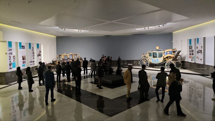 نمایش کالسکه و ارابه های تاریخی در موزه خودروهای تاریخی