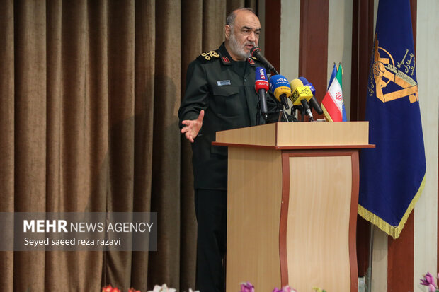 نباید اشتباه کرده و به دشمن اعتماد کنیم نباید اشتباه کرده و به دشمن اعتماد کنیم