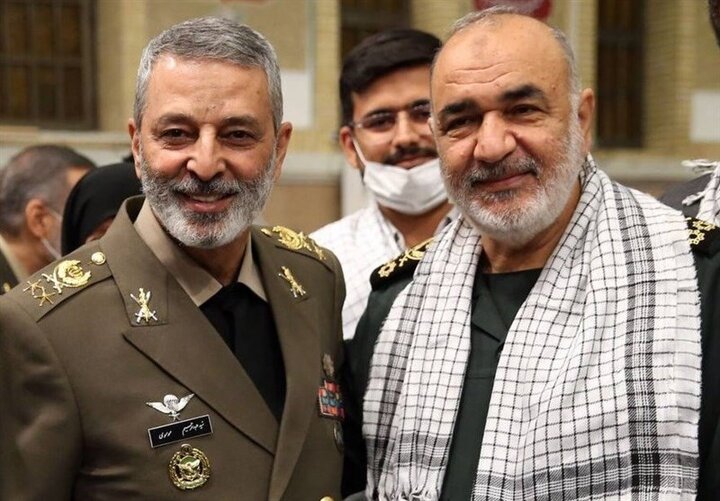 Leader awards Medal of Conquest to IRGC, Army commanders