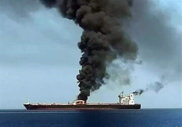أنباء عن إصابة سفينة جديدة للعدو في البحر الأحمر