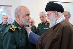 Awarding Medal of Conquest to IRGC, Army commanders