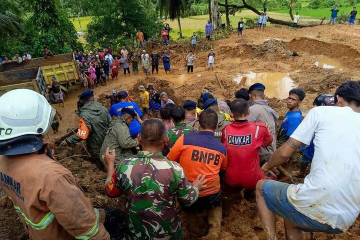 11 کشته و 17 مفقودی در پی رانش زمین در اندونزی